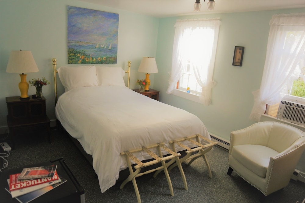 Room, 1 Queen Bed (Shared Bathroom) photo 1