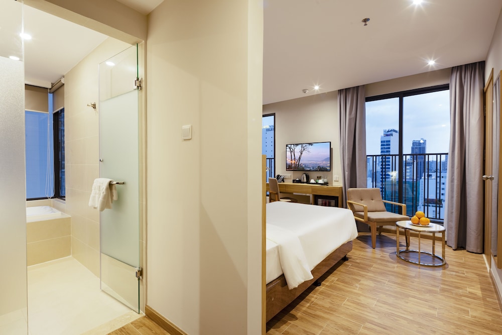 Executive Double or Twin Room, Balcony, Tower photo 2