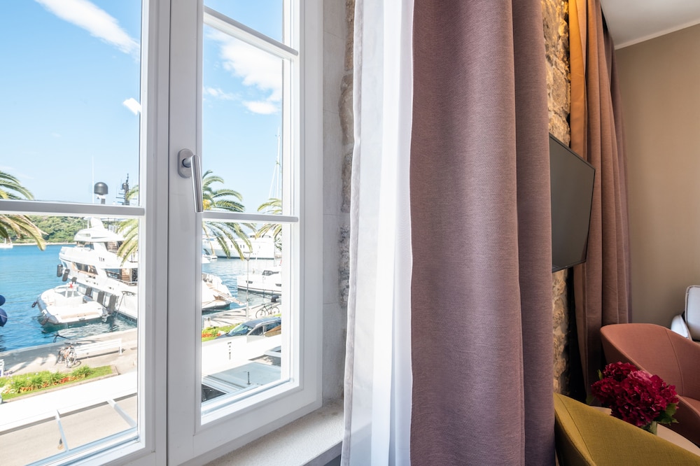 Deluxe Double Room, 1 Queen Bed with Sofa bed, Non Smoking, Sea View photo 2