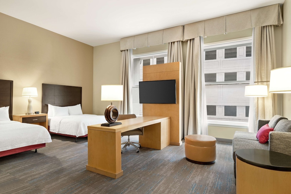 Two queens beds with accessible tub - Photo 4