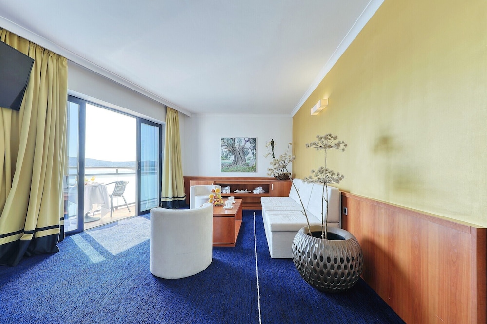 Suite, Balcony (Sea View) photo 2