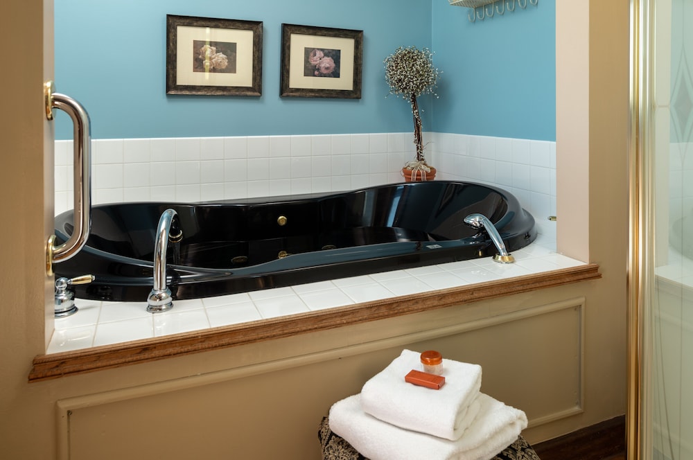 Royalty Suite photo 2