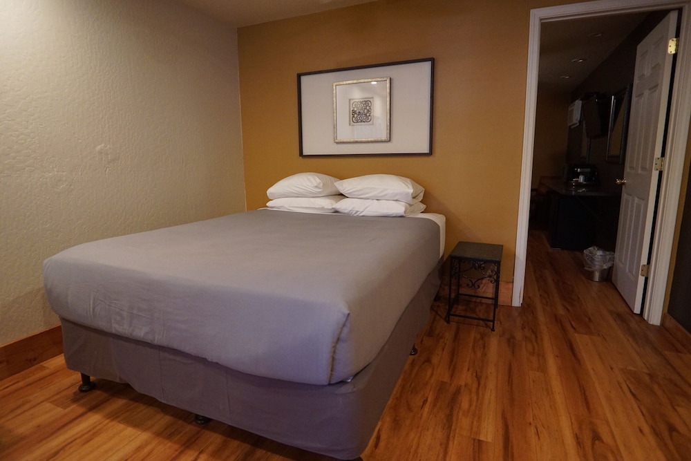 Family Suite, 3 Queen Bed photo 2