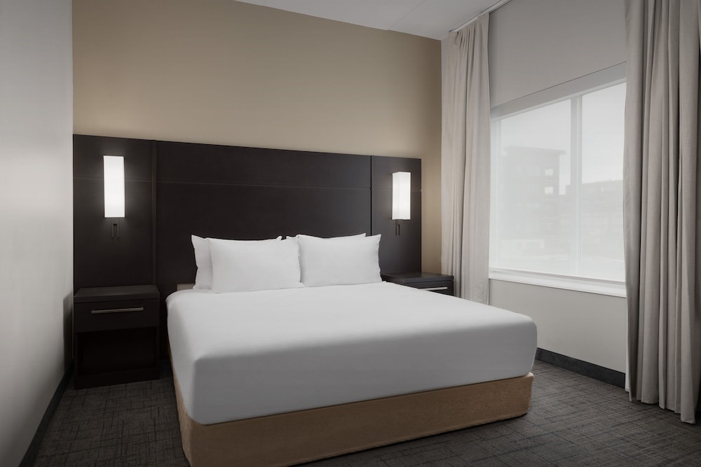 Suite, 1 King Bed with Sofa bed - Photo 4