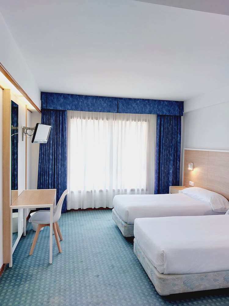 Standard Twin Room - Photo 1