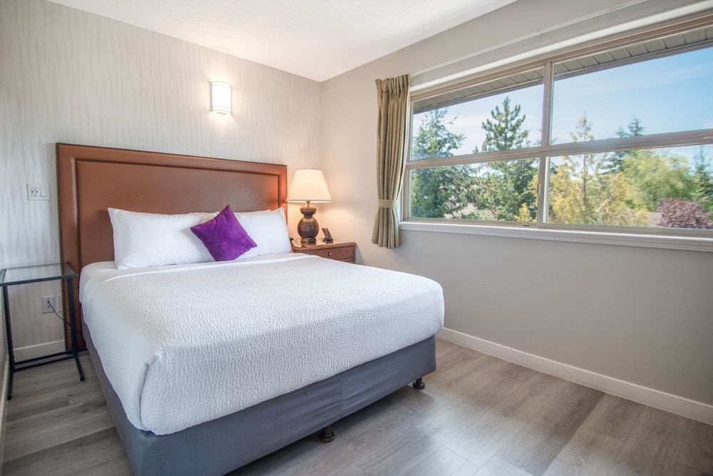Room, 1 Queen Bed (Coast Premium Queen Suite) photo 3
