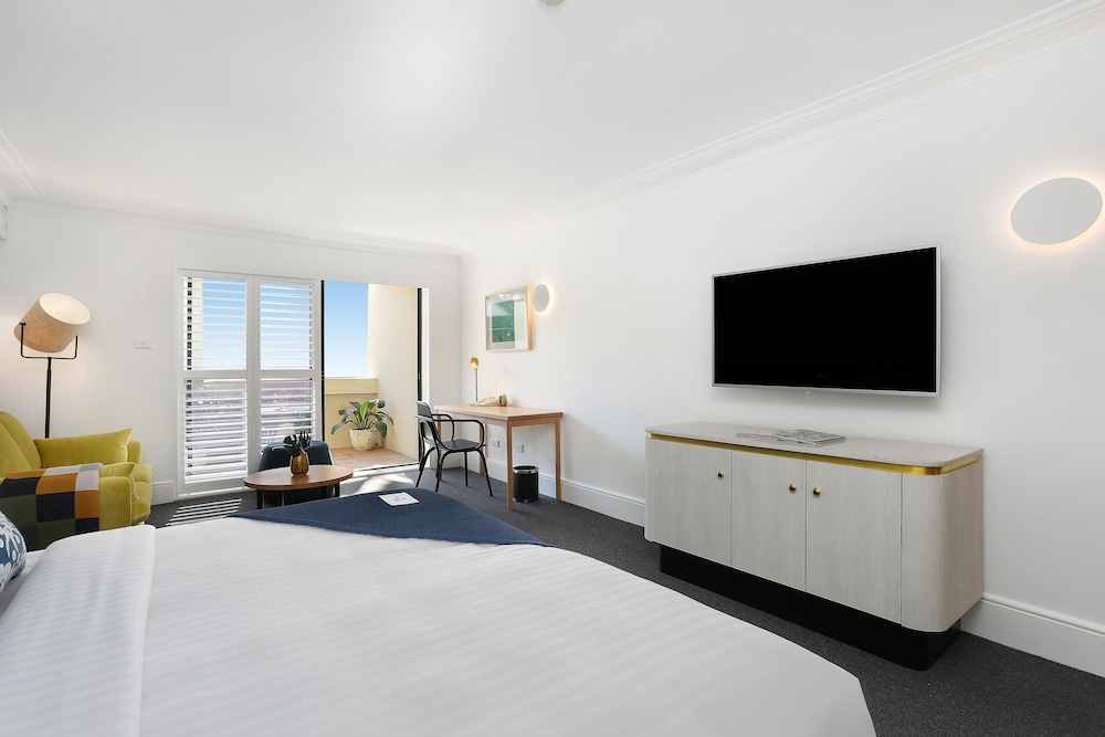 Boutique District View (King Bed)