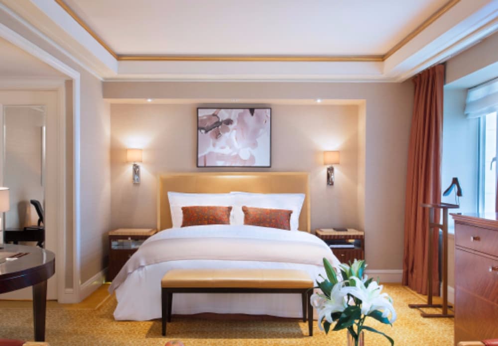 Deluxe Studio, 1 King Bed, City View photo 2