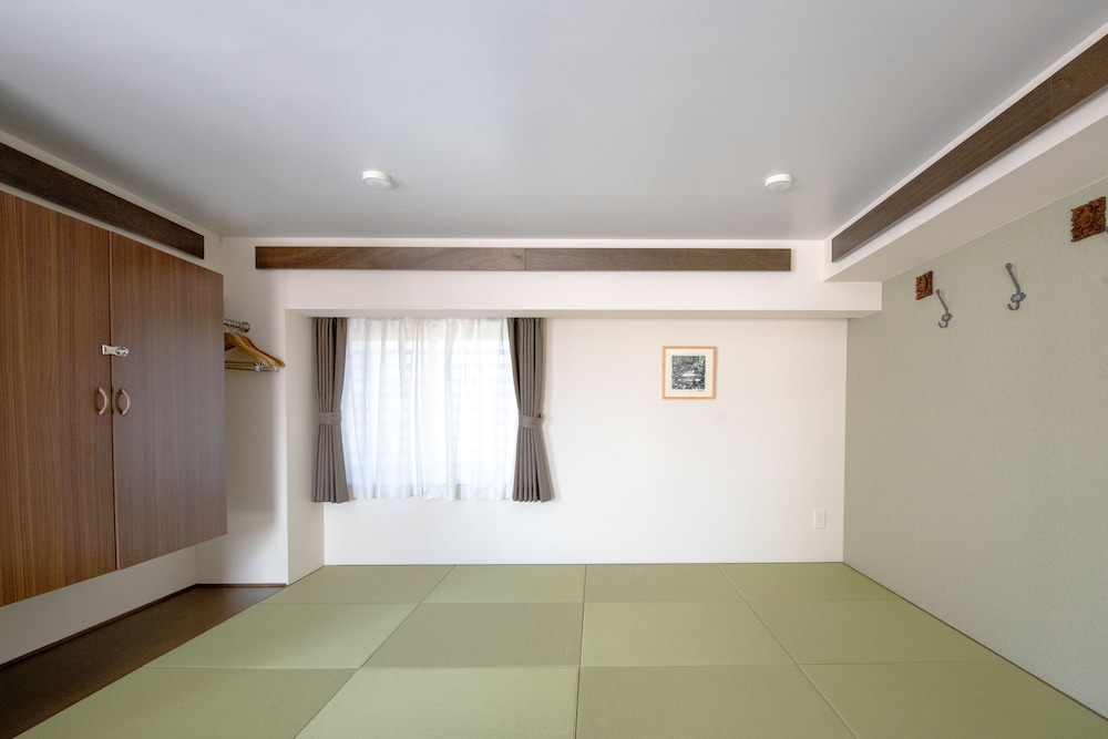 Basic Twin Room - Photo 9