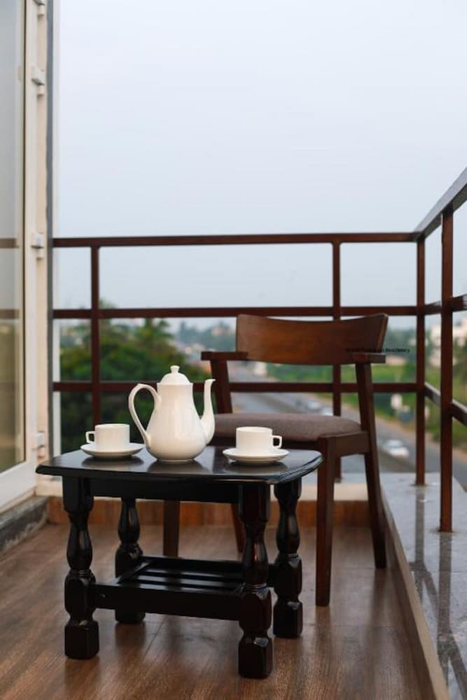 Premium with Balcony - Photo 7