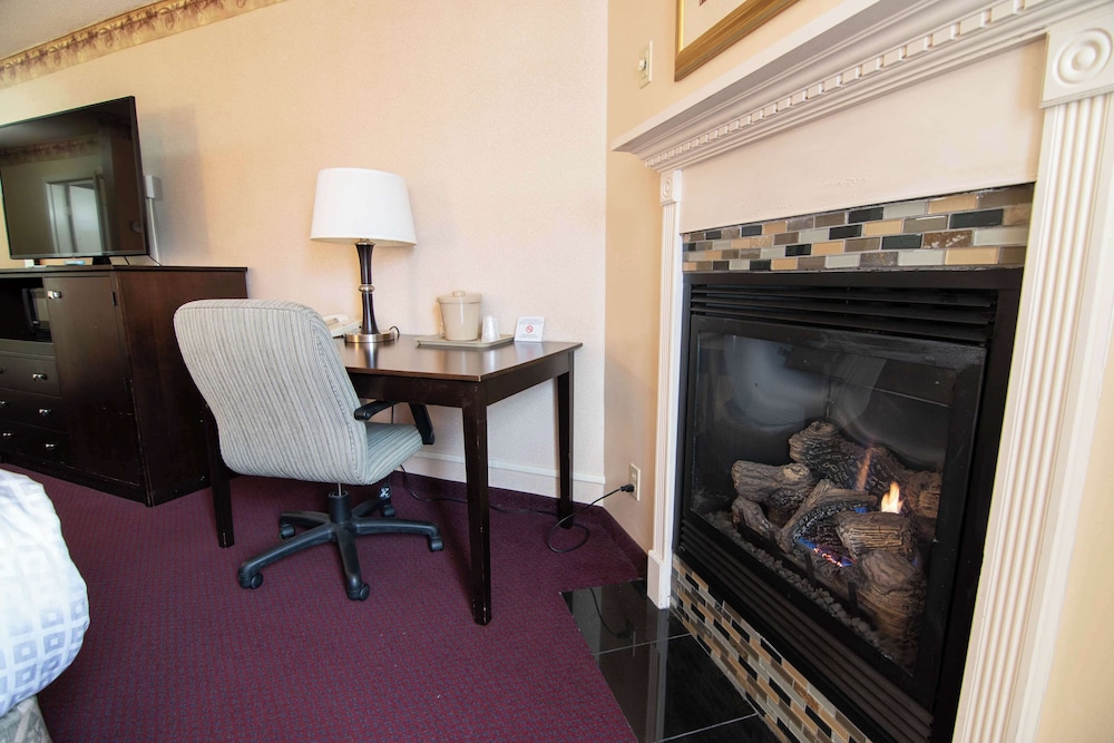Room, 2 Queen Beds, Fireplace - Photo 3