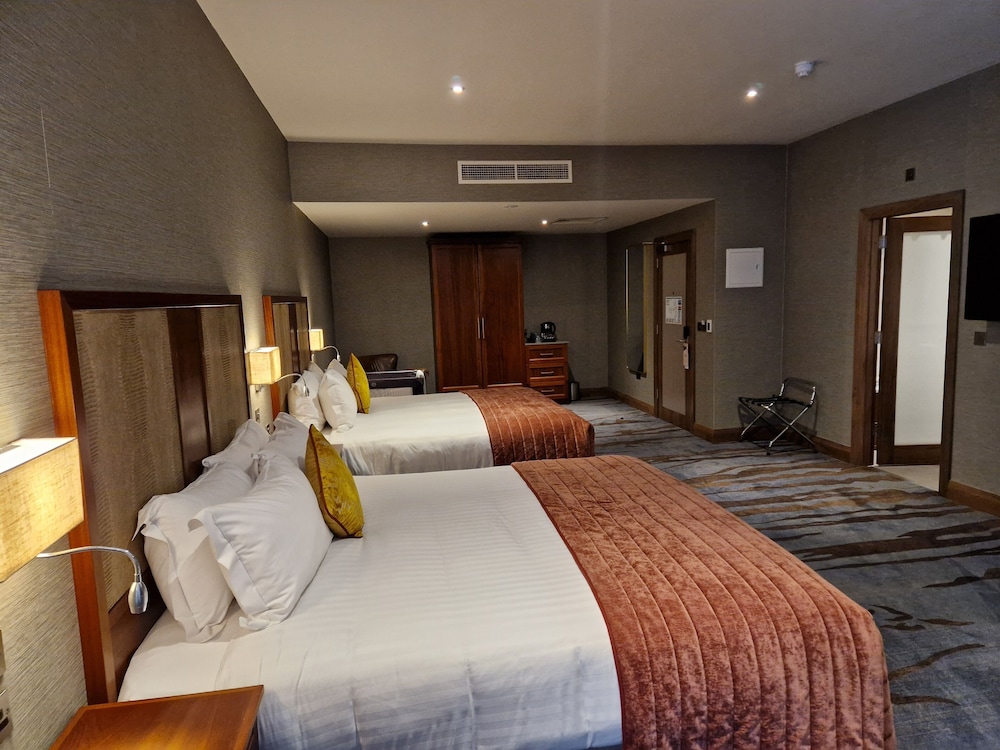 Superior Twin Room, Multiple Beds, Non Smoking, Ensuite - Photo 2