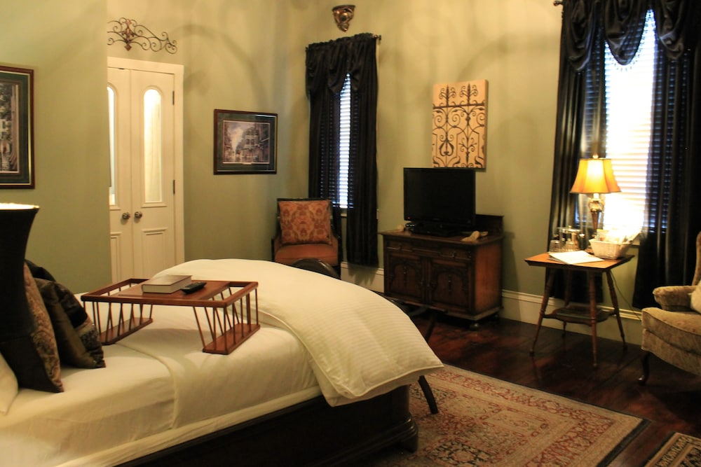 Single Room, 1 King Bed, Private Bathroom (Old New Orleans) photo 2