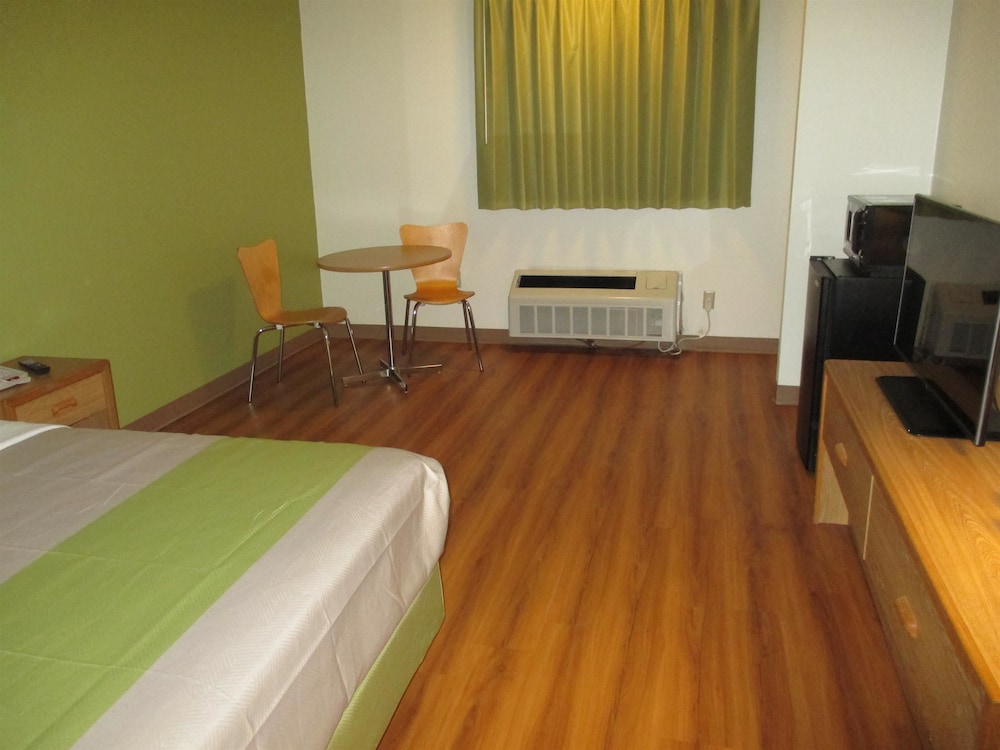Standard Room, 1 King Bed, Non Smoking photo 2
