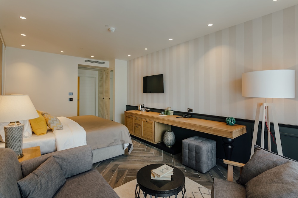 Junior Suite, Balcony, Partial Sea View - Photo 4