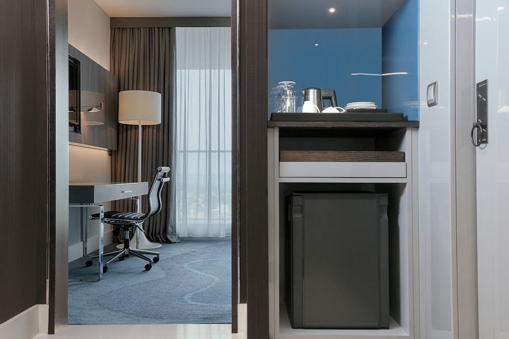 Deluxe Guest room, 1 King, City view thumbnail 5