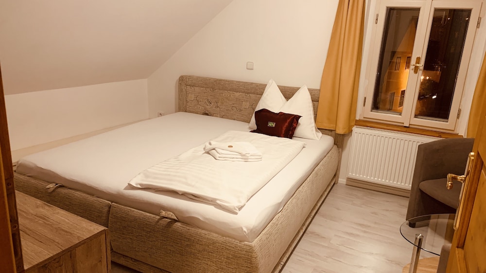 Classic Studio Suite, 1 King Bed, Kitchenette, City View photo 1