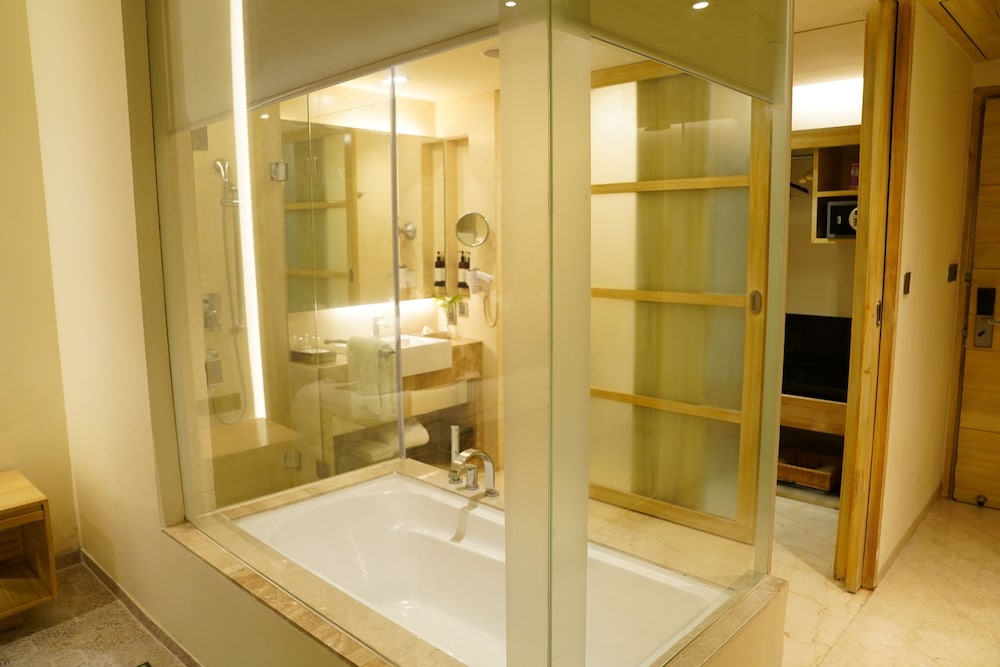 Premium Room King Bed Front View with Bath Tub - Photo 2