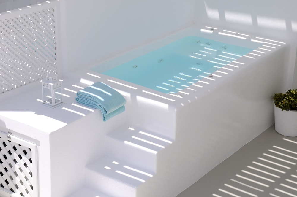 Senior Suite, Sea View (Outdoor Jetted Tub, Caldera View), photo 6