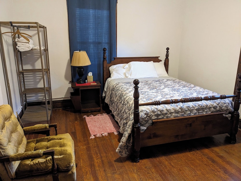 Private Bath, Queen Bed, w/ Tub