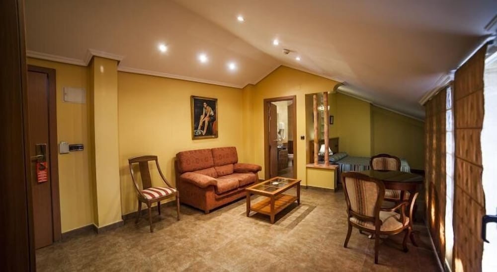 Suite, 1 Queen Bed, Non Smoking, City View