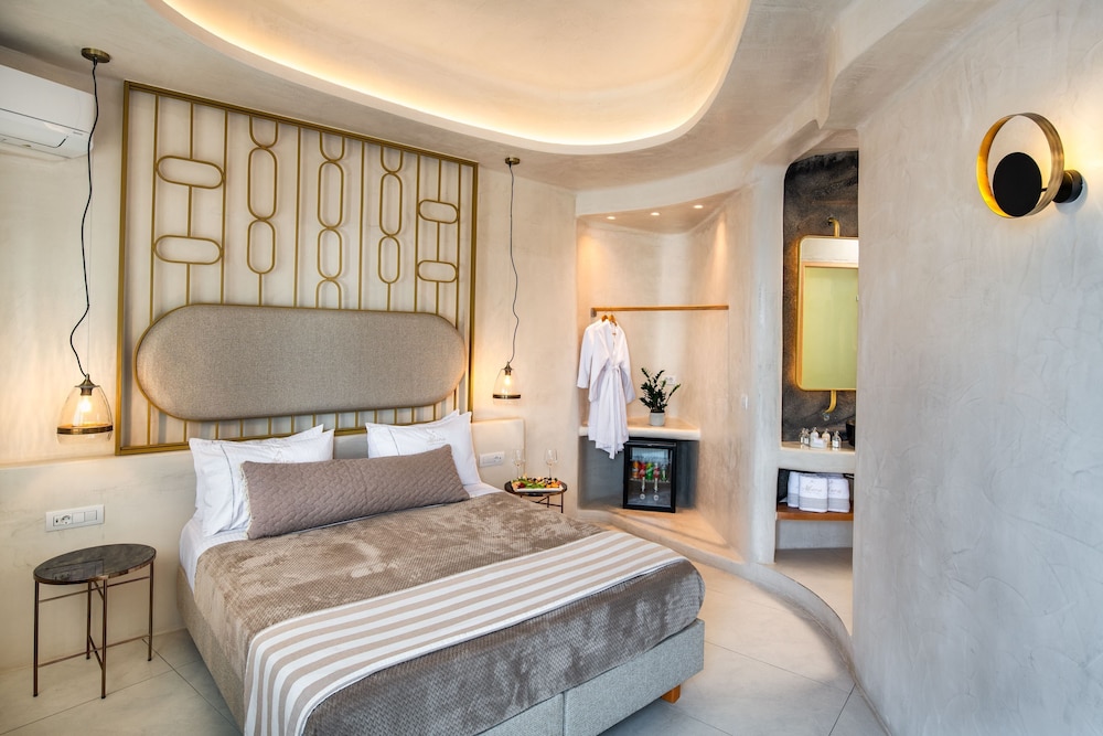 Superior Suite with Outdoor Jacuzzi - Photo 11