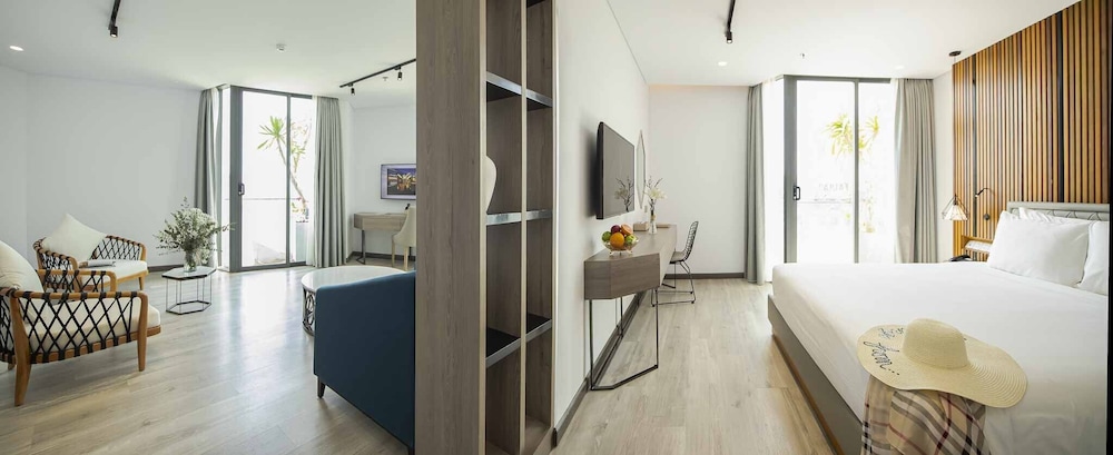 Suite, River View - Photo 5