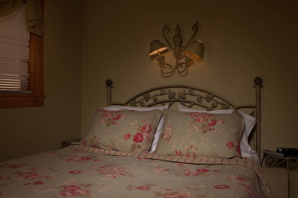 Standard Room, 1 Queen Bed (Cabin Studio-No Pets(Forest Hideaway))