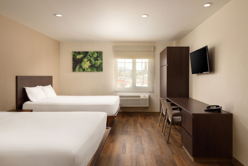 Suite, 2 Queen Beds - Photo 2