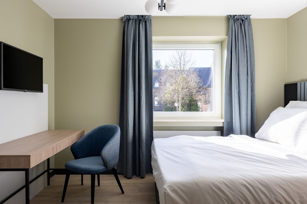 Medium Studio with Kitchenette - Photo 4