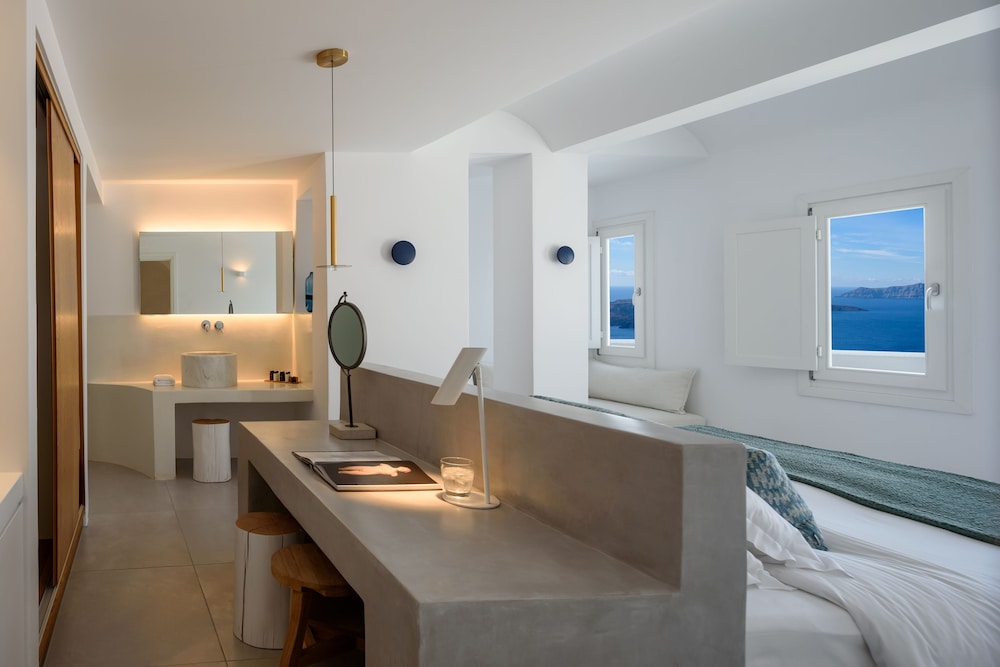 Superior Suite, 1 Queen Bed, Balcony, Sea View - Photo 17