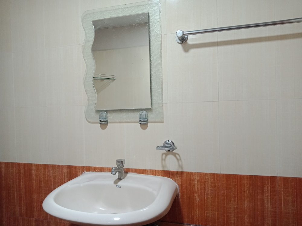 Standard Room, 1 King Bed, Private Bathroom photo 3