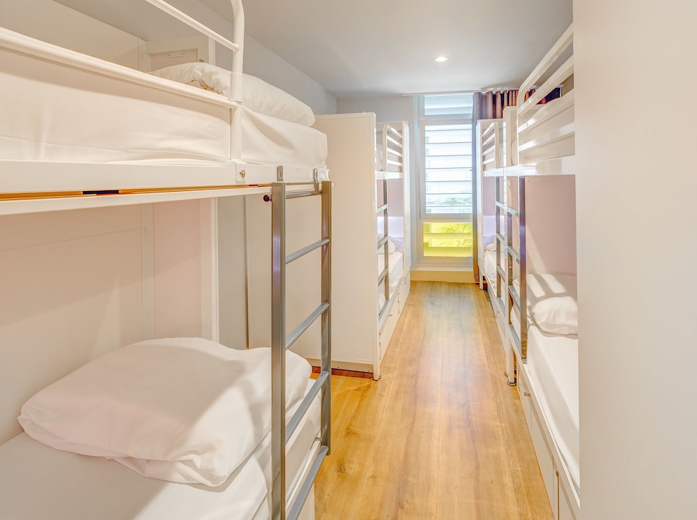 Cama en habitación mixta de ocho camas con baño privado