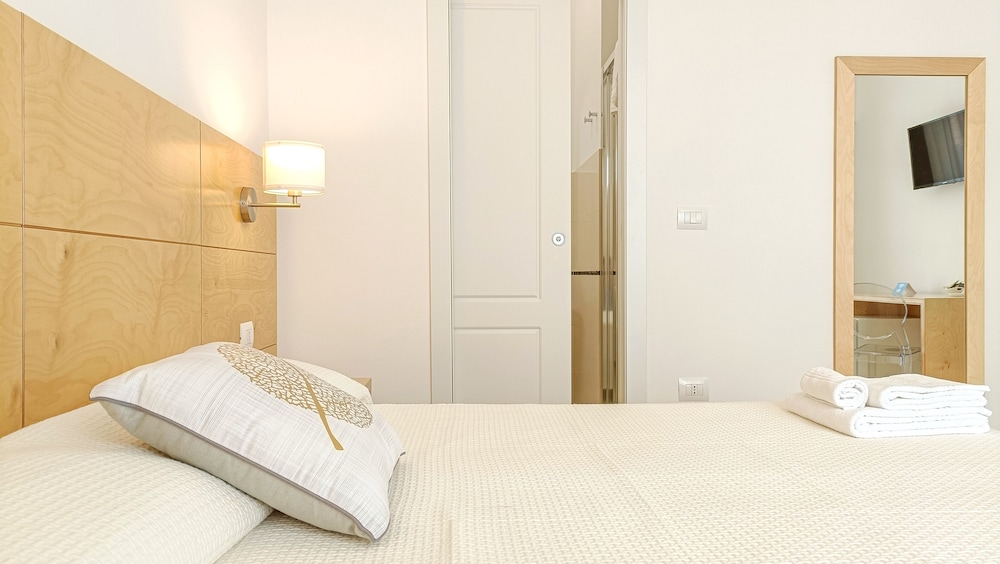 Standard Double or Twin Room, Ensuite photo 3