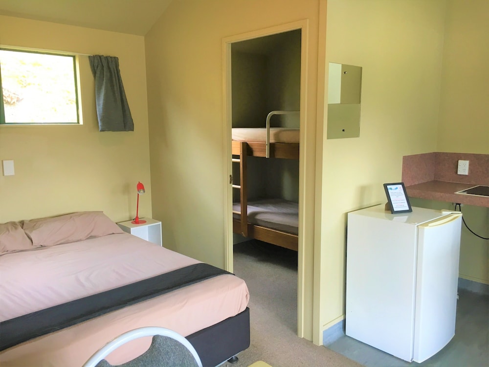 Kitchenette Cabin - Must Provide Own Blankets and Towels photo 2