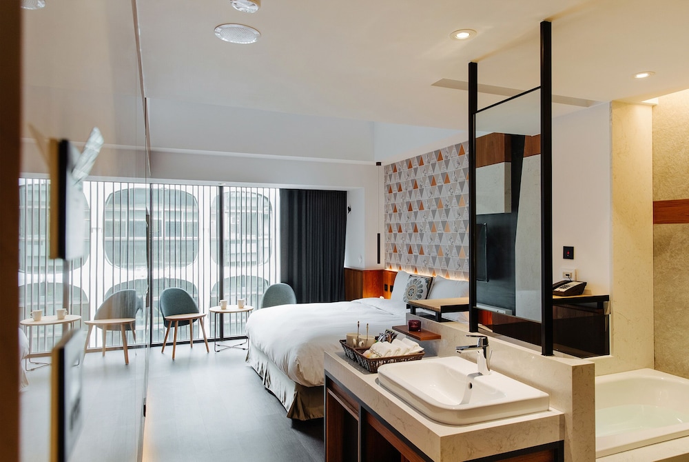 Deluxe Double Room, Bathtub