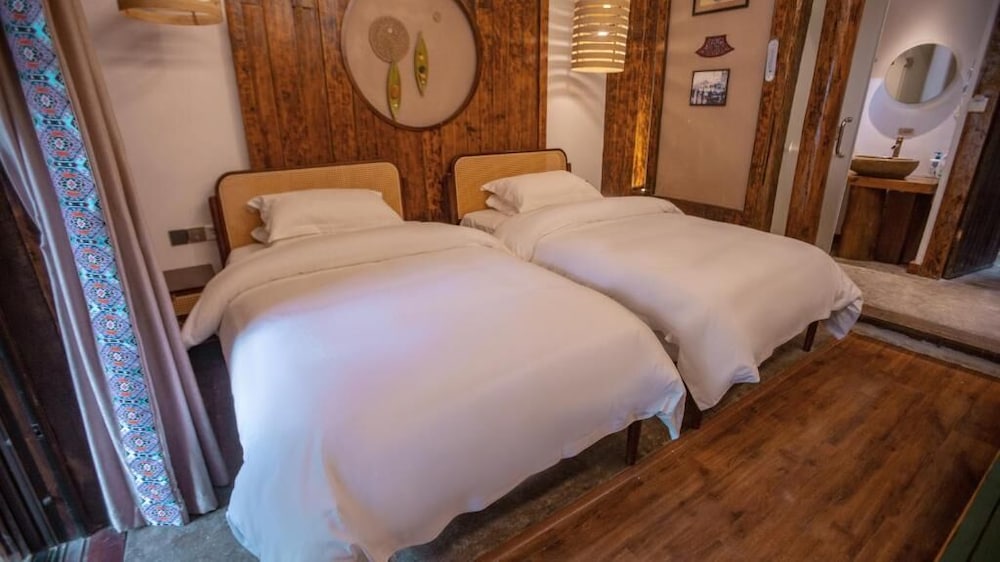 Twin room with Lotus Pond View, Balcony, Bathtub and Fireplace photo 2