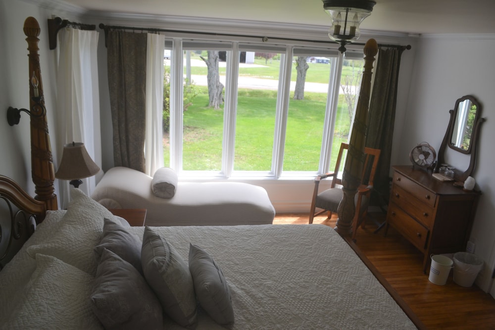 Signature Room, 1 King Bed, Ensuite, Partial Sea View photo 1