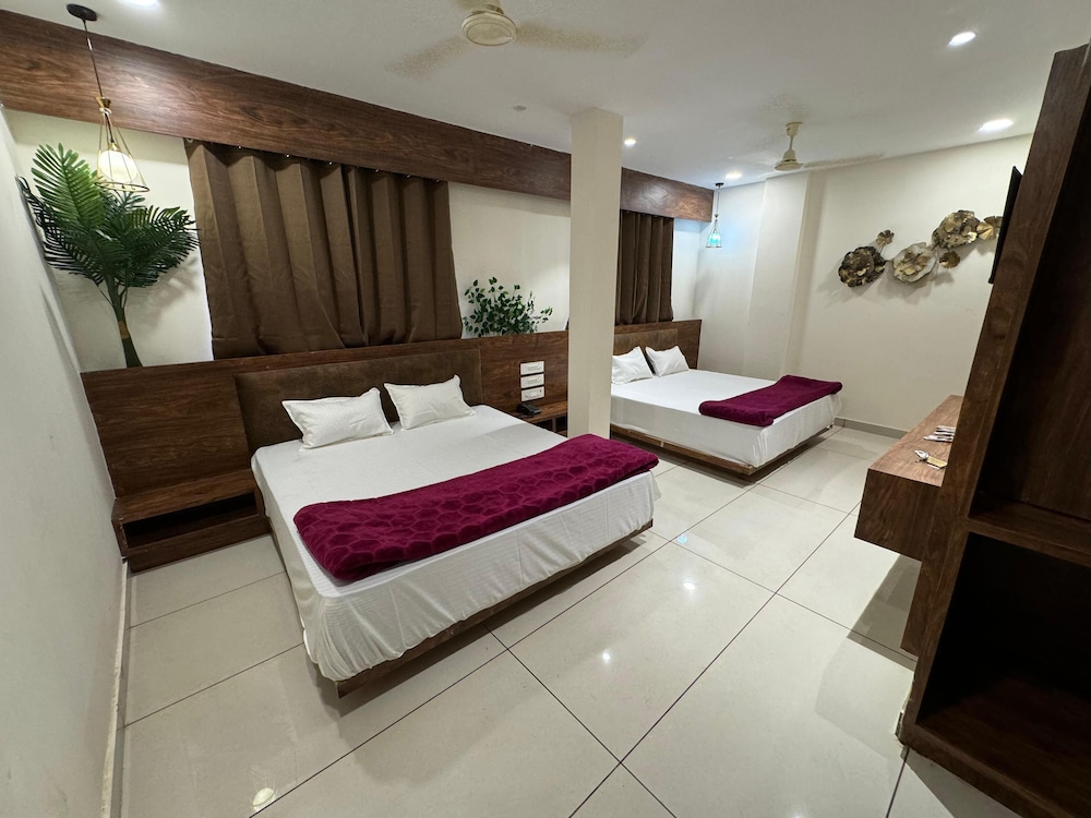 Suite - Photo 1