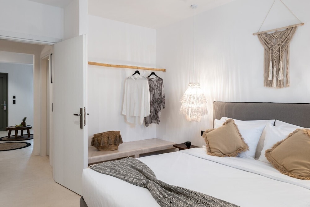 Deluxe Suite, Poolside