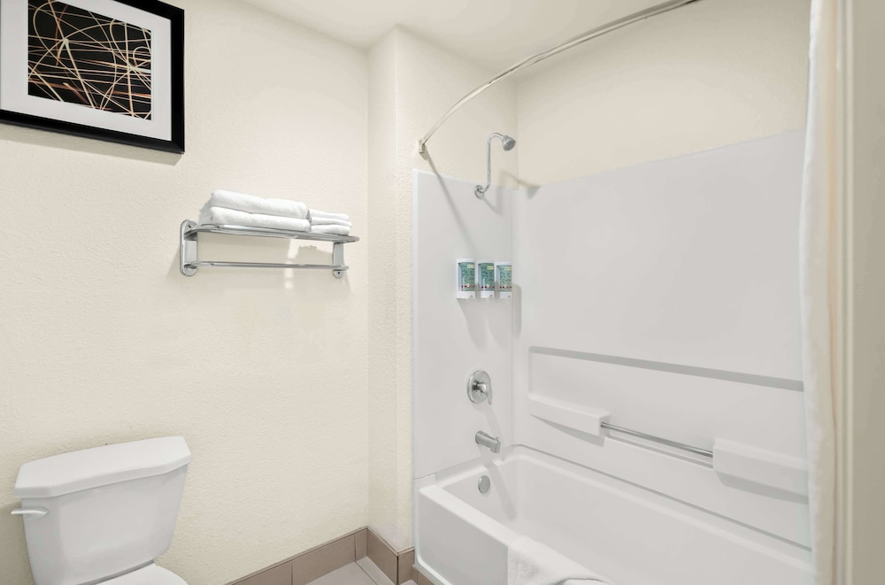 Standard Room, 2 Queen Beds, Non Smoking, Refrigerator & Microwave photo 3