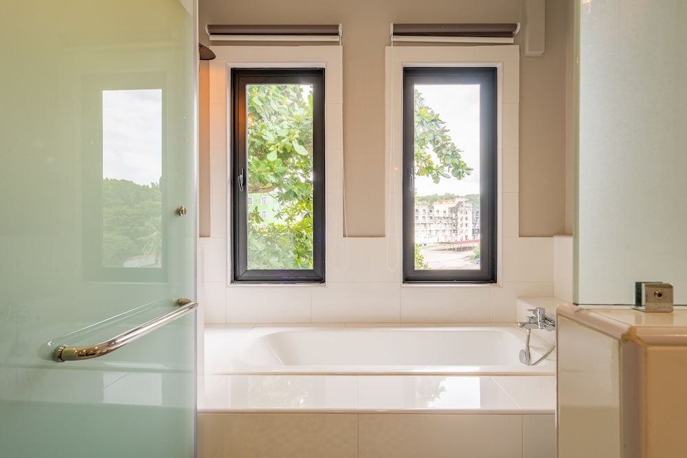 Grand Quadruple Room, 2 Queen Beds, Non Smoking, Bathtub photo 3