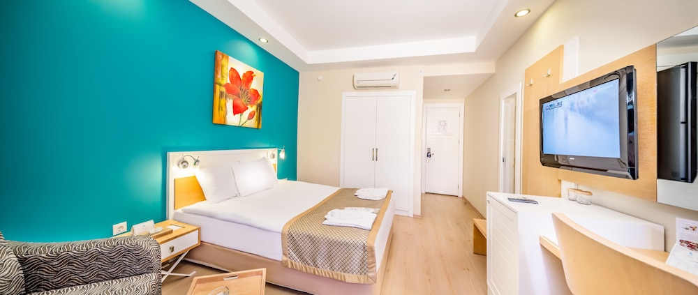 Standard Room, Partial Sea View photo 3