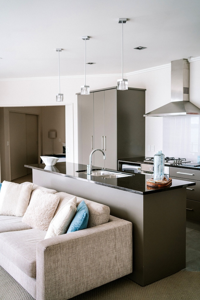 Two Bedroom Harbour Apartment - Photo 8
