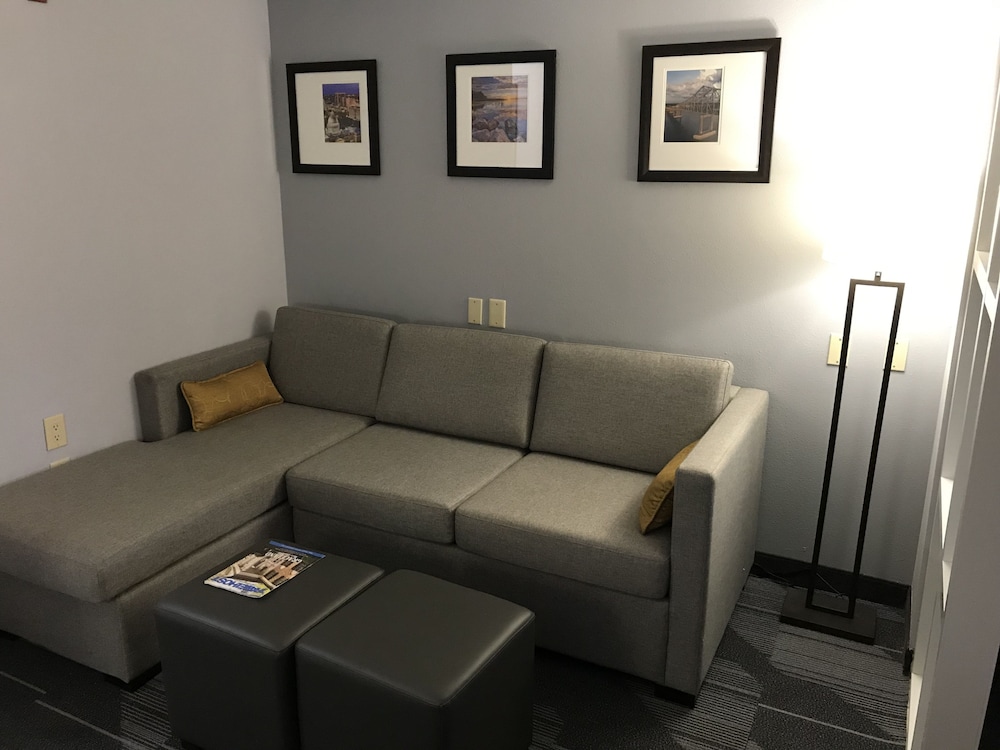 Suite, 2 Queen Beds - Photo 8
