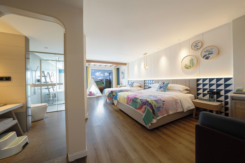 Panoramic Family Room with Balcony& Bathtub photo 1