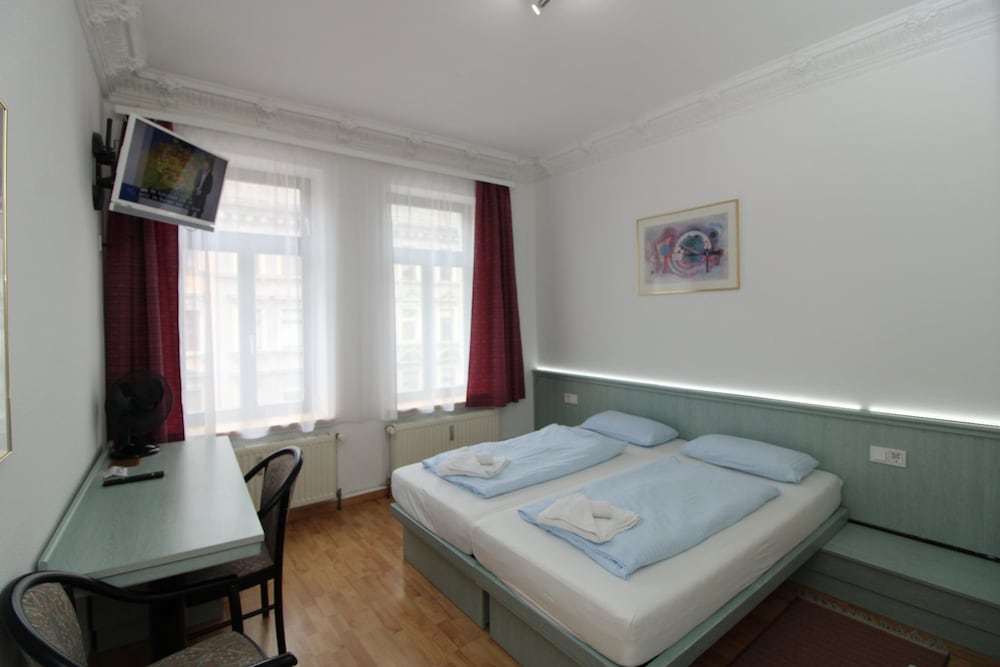Basic Double Room, Non Smoking - Photo 4