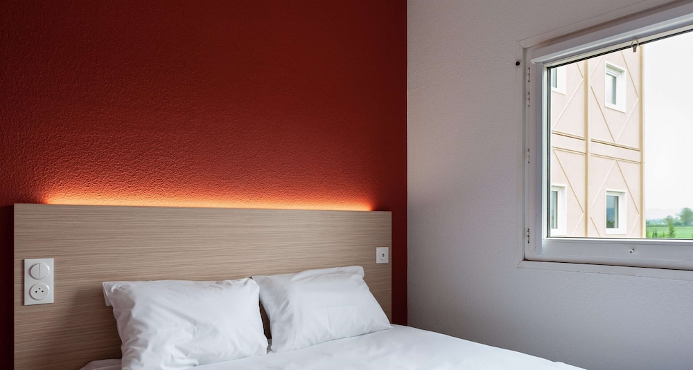 Standard Room, 1 Queen Bed photo 2
