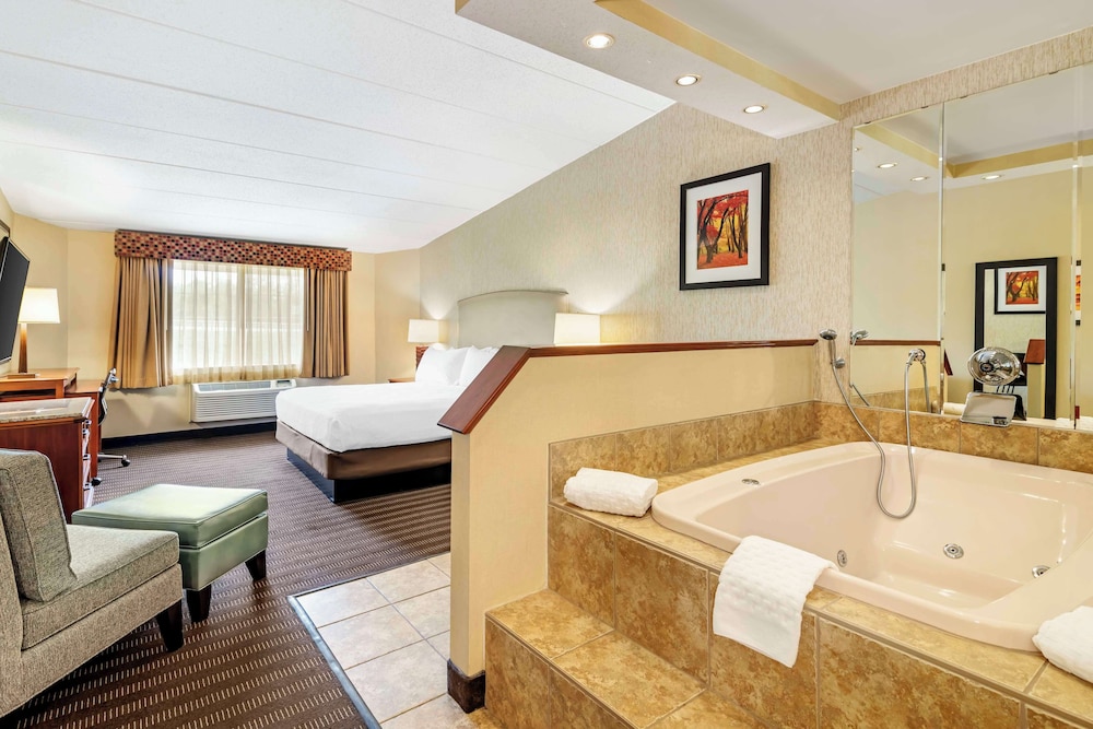 Suite, 1 King Bed, Non Smoking, Jetted Tub - Photo 1