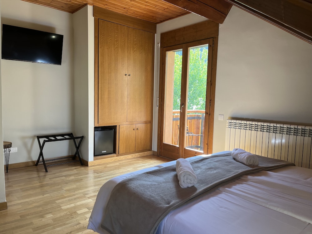 Family with balcony - 1 double bed + 2 single beds photo 2